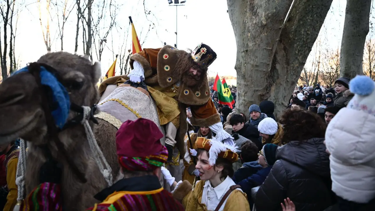 Los Reyes Magos entran en Pamplona por el Portal de Francia. PABLO LASAOSA