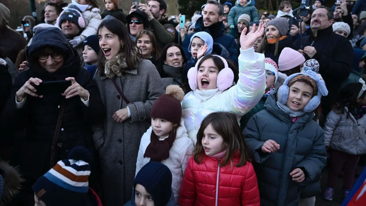 Los Reyes Magos entran en Pamplona por el Portal de Francia. PABLO LASAOSA
