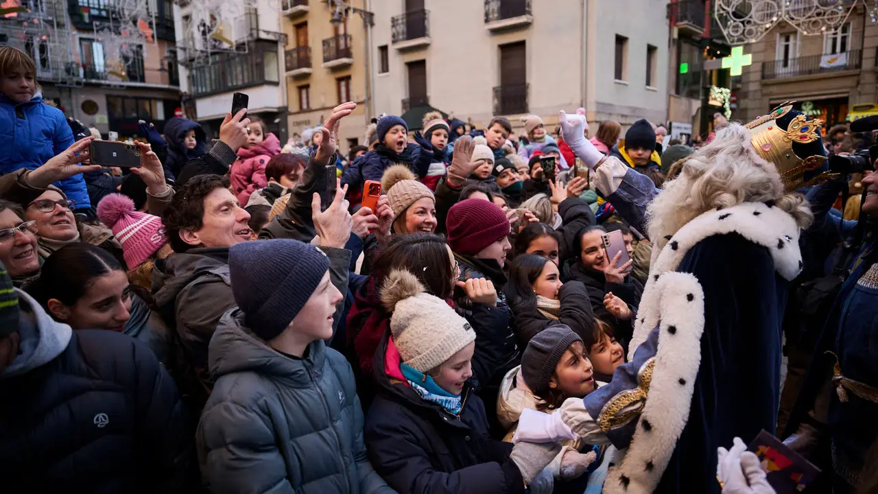 Los Reyes Magos llegan a Pamplona por el Portal de Francia en la cabalgata de 2026. PABLO LASAOSA