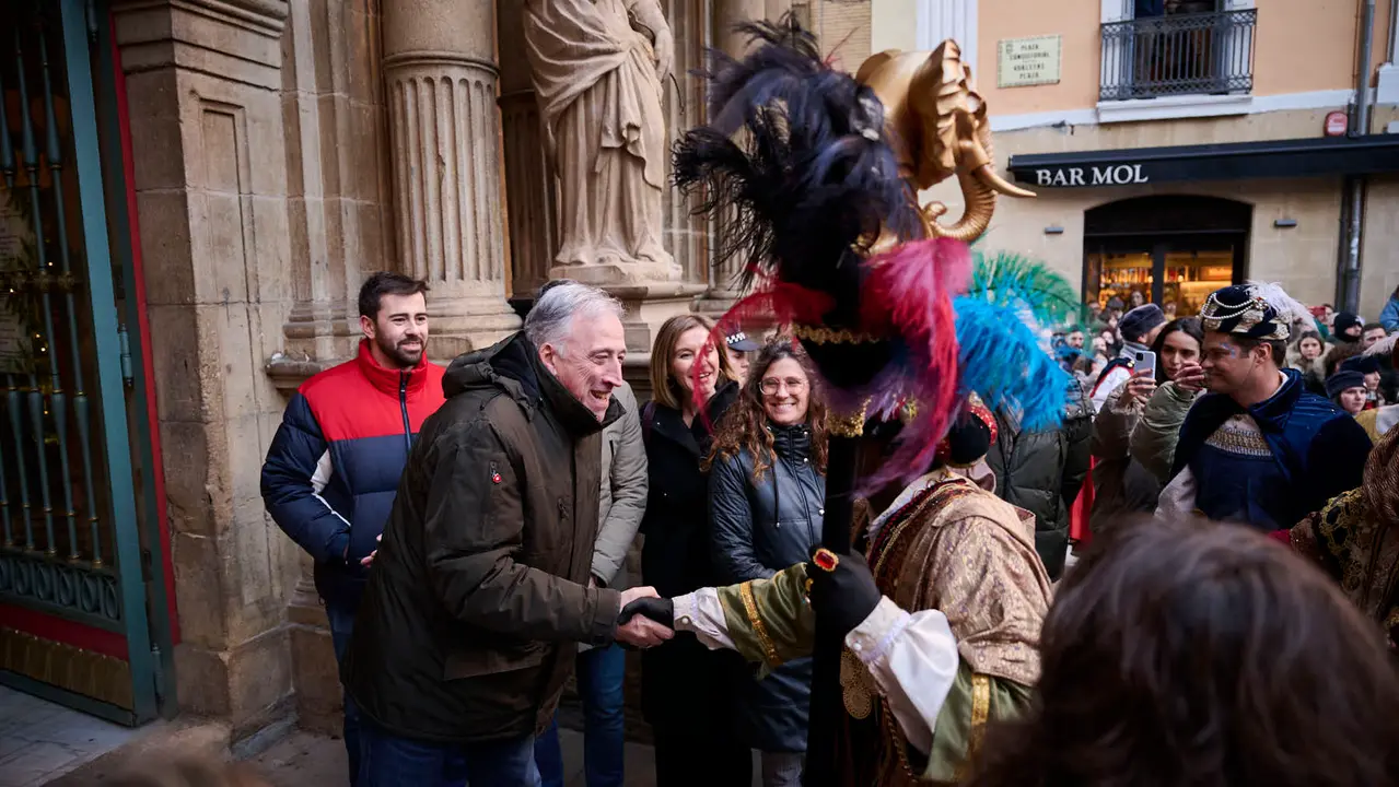 Los Reyes Magos llegan a Pamplona por el Portal de Francia en la cabalgata de 2026. PABLO LASAOSA