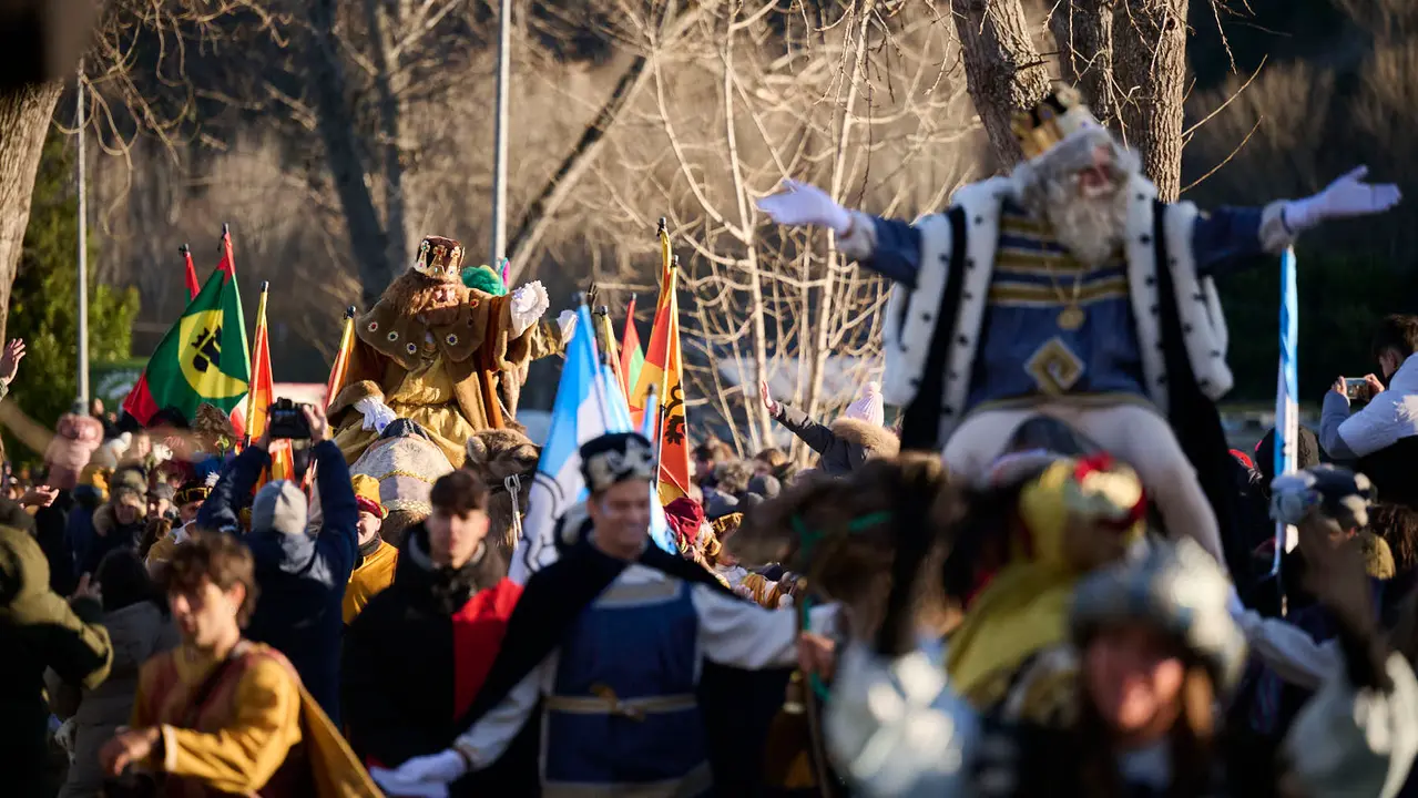 Los Reyes Magos llegan a Pamplona por el Portal de Francia en la cabalgata de 2026. PABLO LASAOSA