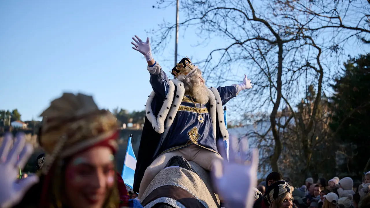 Los Reyes Magos llegan a Pamplona por el Portal de Francia en la cabalgata de 2026. PABLO LASAOSA