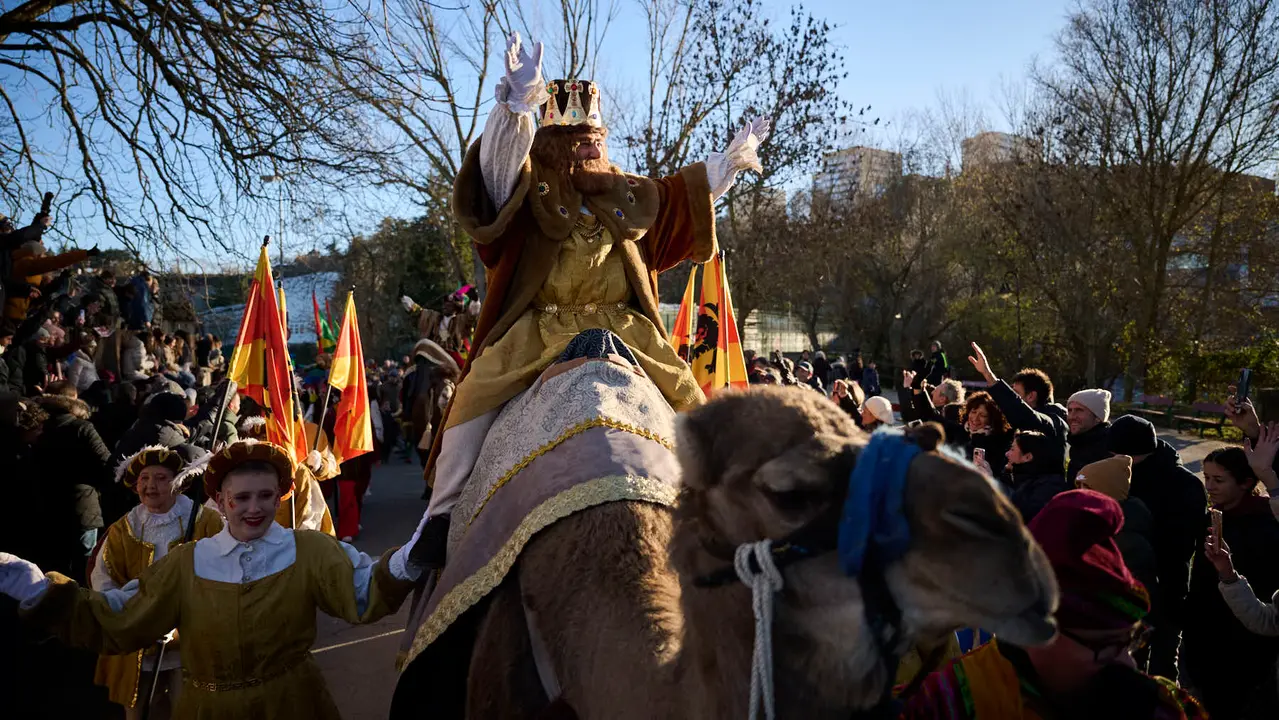 Los Reyes Magos llegan a Pamplona por el Portal de Francia en la cabalgata de 2026. PABLO LASAOSA