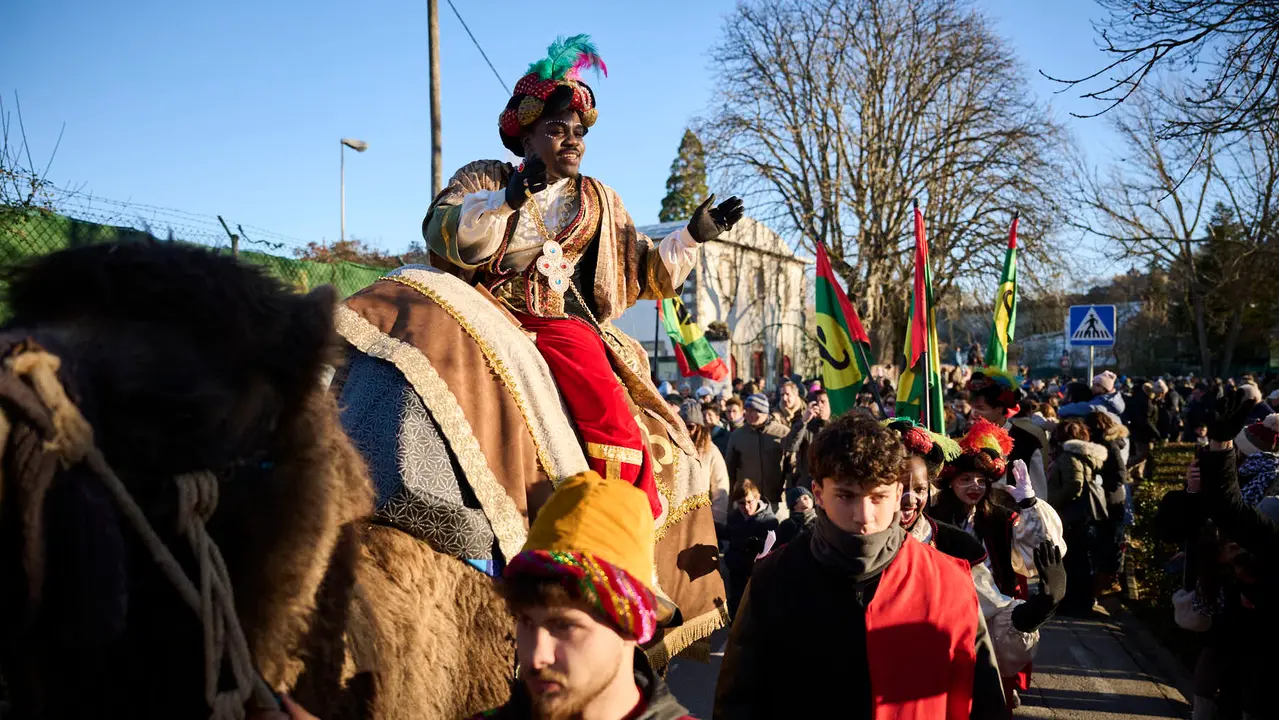 Los Reyes Magos llegan a Pamplona por el Portal de Francia en la cabalgata de 2026. PABLO LASAOSA