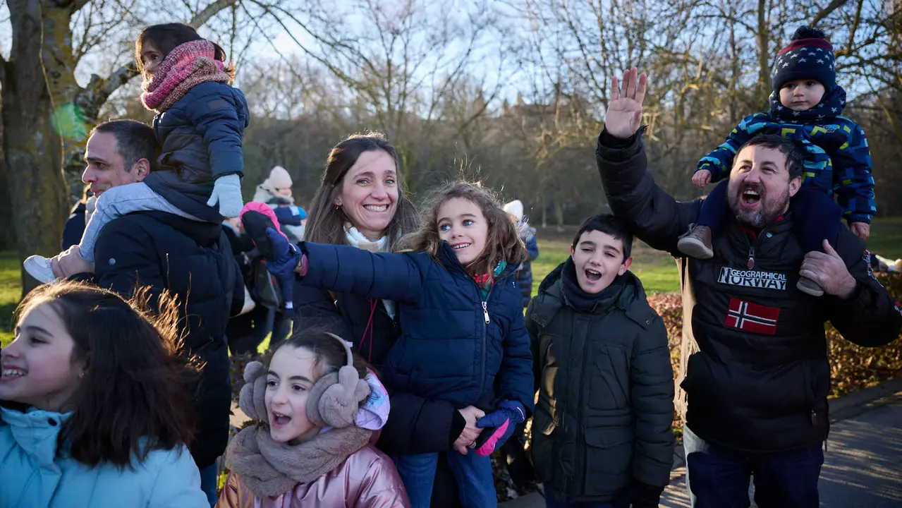 Los Reyes Magos llegan a Pamplona por el Portal de Francia en la cabalgata de 2026. PABLO LASAOSA