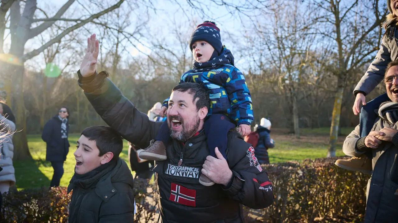 Los Reyes Magos llegan a Pamplona por el Portal de Francia en la cabalgata de 2026. PABLO LASAOSA