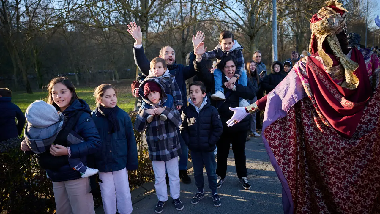 Los Reyes Magos llegan a Pamplona por el Portal de Francia en la cabalgata de 2026. PABLO LASAOSA
