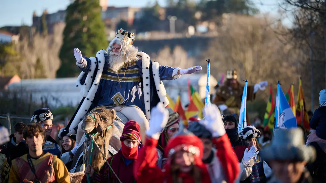 Los Reyes Magos llegan a Pamplona por el Portal de Francia en la cabalgata de 2026. PABLO LASAOSA