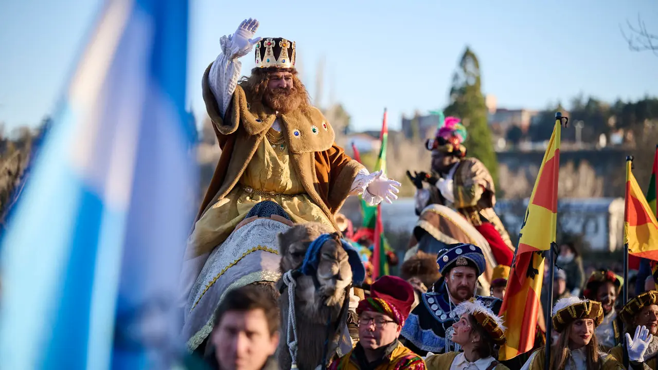 Los Reyes Magos llegan a Pamplona por el Portal de Francia en la cabalgata de 2026. PABLO LASAOSA