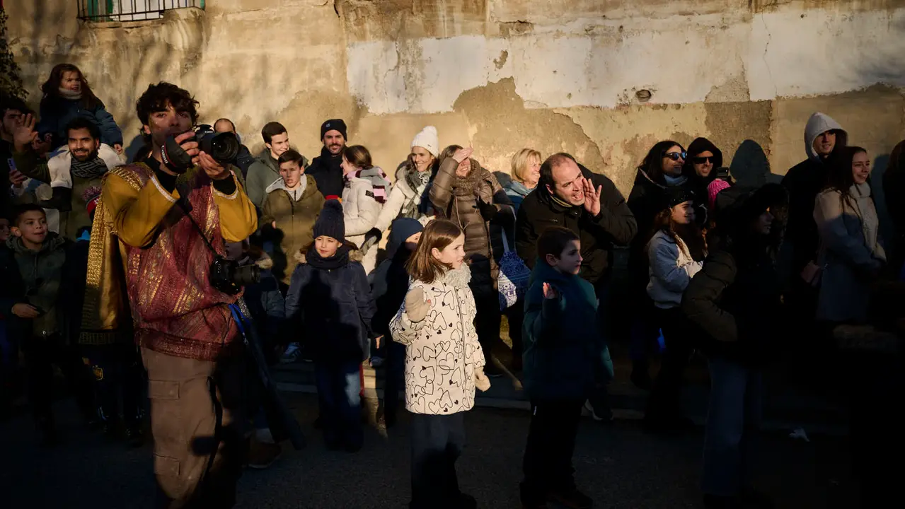 Los Reyes Magos llegan a Pamplona por el Portal de Francia en la cabalgata de 2026. PABLO LASAOSA