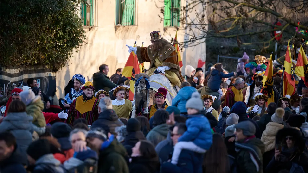 Los Reyes Magos llegan a Pamplona por el Portal de Francia en la cabalgata de 2026. PABLO LASAOSA
