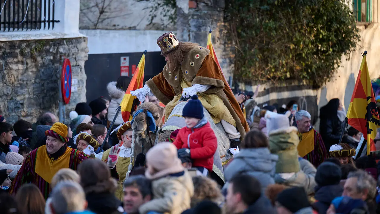 Los Reyes Magos llegan a Pamplona por el Portal de Francia en la cabalgata de 2026. PABLO LASAOSA