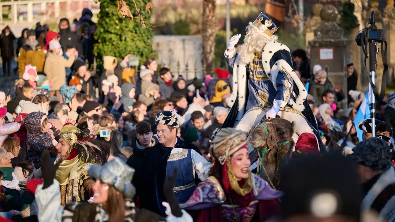 Los Reyes Magos llegan a Pamplona por el Portal de Francia en la cabalgata de 2026. PABLO LASAOSA
