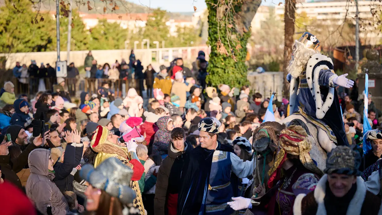 Los Reyes Magos llegan a Pamplona por el Portal de Francia en la cabalgata de 2026. PABLO LASAOSA