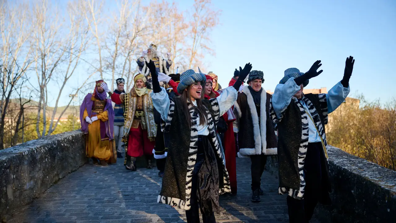 Los Reyes Magos llegan a Pamplona por el Portal de Francia en la cabalgata de 2026. PABLO LASAOSA