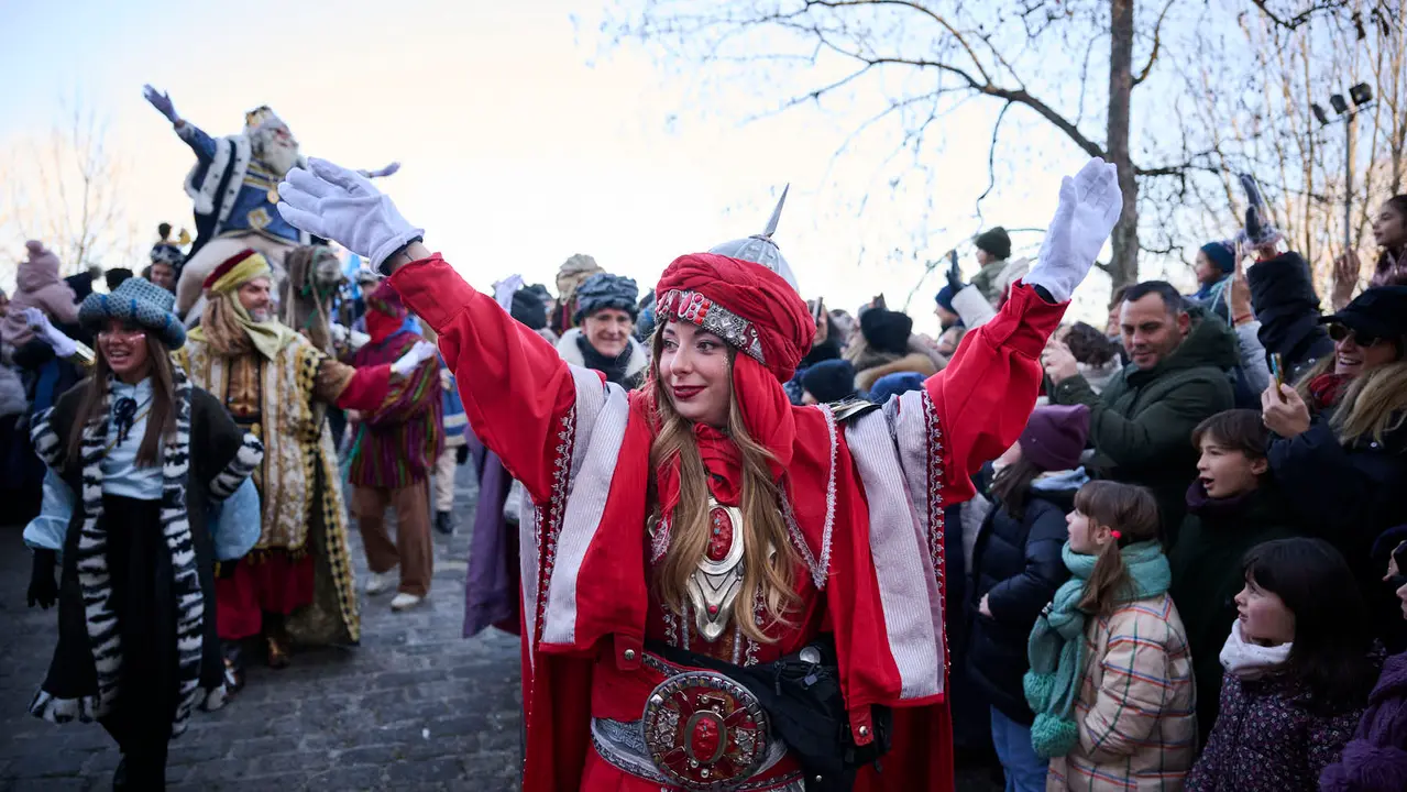 Los Reyes Magos llegan a Pamplona por el Portal de Francia en la cabalgata de 2026. PABLO LASAOSA