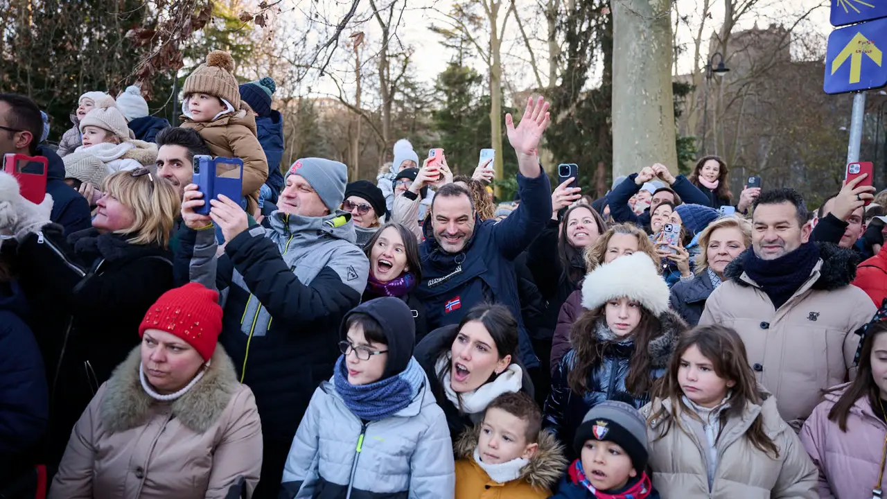 Los Reyes Magos llegan a Pamplona por el Portal de Francia en la cabalgata de 2026. PABLO LASAOSA