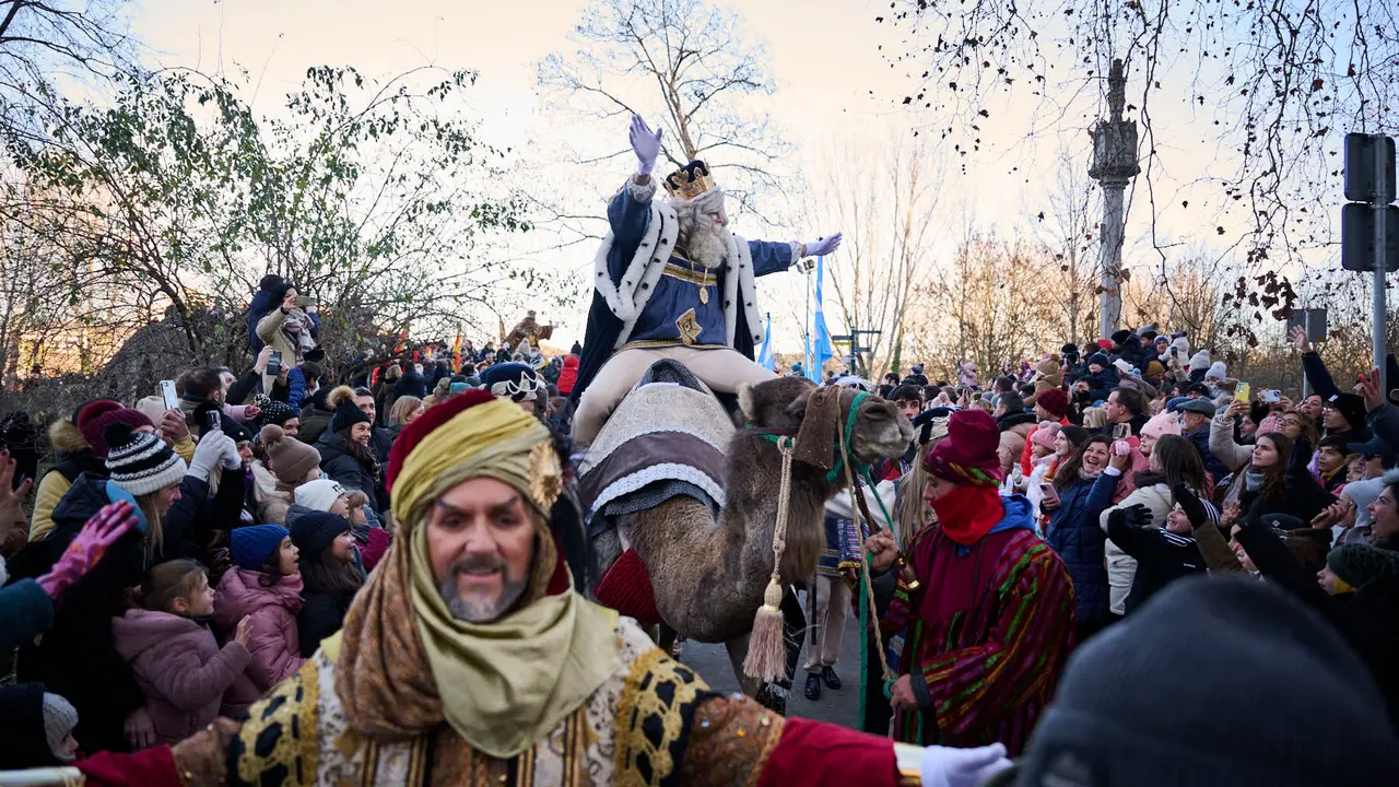 Los Reyes Magos llegan a Pamplona por el Portal de Francia en la cabalgata de 2026. PABLO LASAOSA