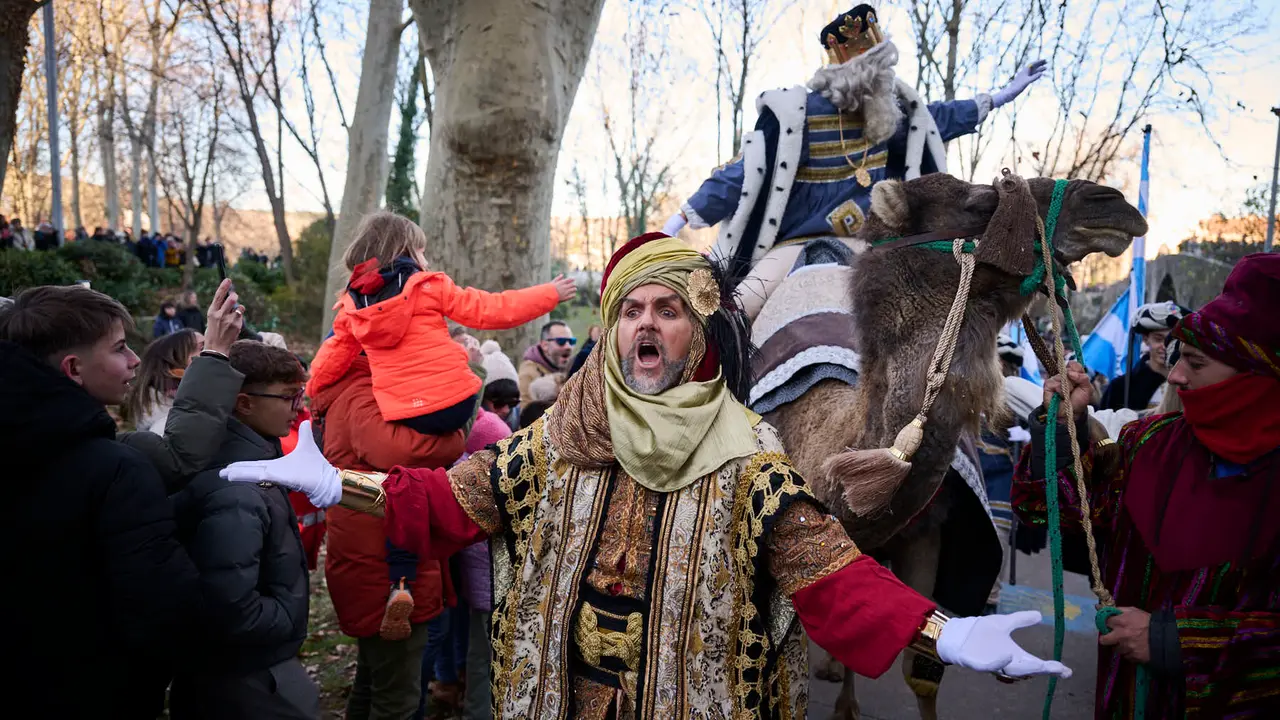 Los Reyes Magos llegan a Pamplona por el Portal de Francia en la cabalgata de 2026. PABLO LASAOSA