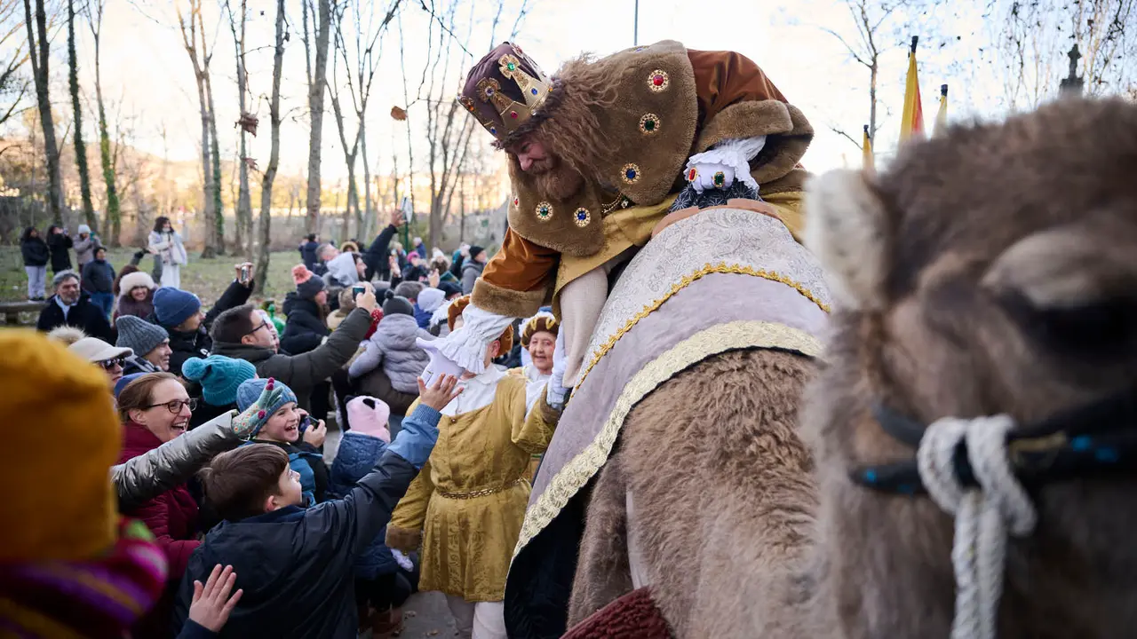 Los Reyes Magos llegan a Pamplona por el Portal de Francia en la cabalgata de 2026. PABLO LASAOSA