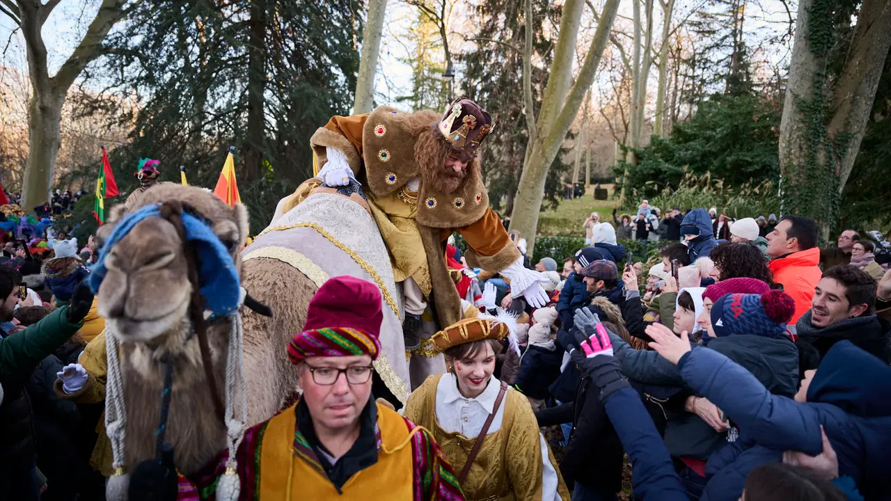 Los Reyes Magos llegan a Pamplona por el Portal de Francia en la cabalgata de 2026. PABLO LASAOSA
