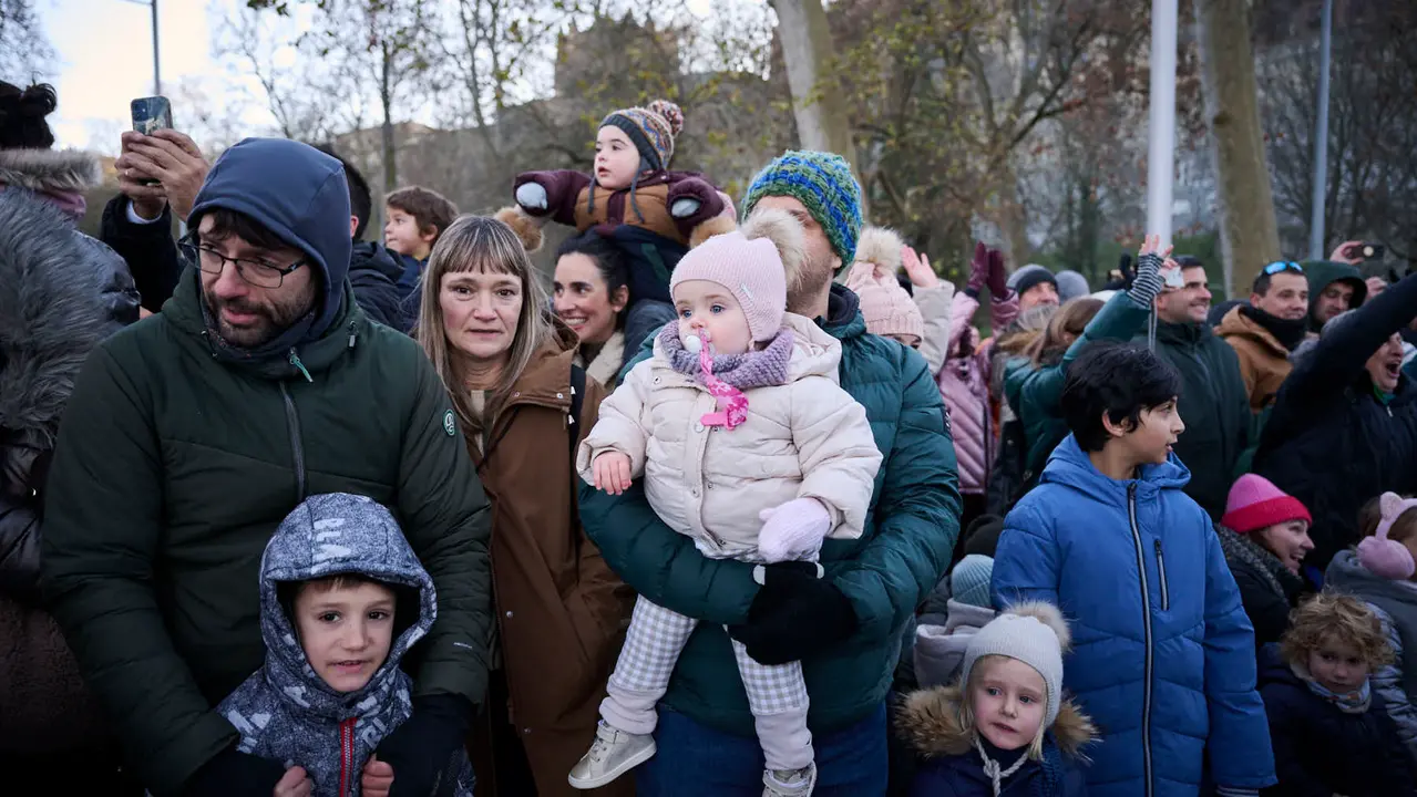 Los Reyes Magos llegan a Pamplona por el Portal de Francia en la cabalgata de 2026. PABLO LASAOSA