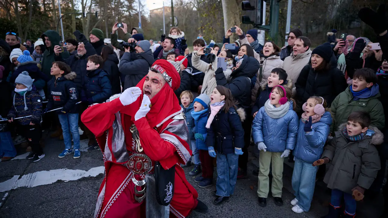 Los Reyes Magos llegan a Pamplona por el Portal de Francia en la cabalgata de 2026. PABLO LASAOSA