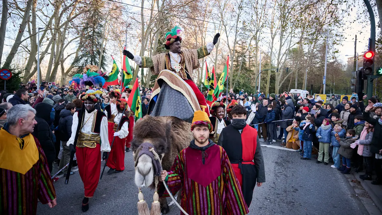 Los Reyes Magos llegan a Pamplona por el Portal de Francia en la cabalgata de 2026. PABLO LASAOSA