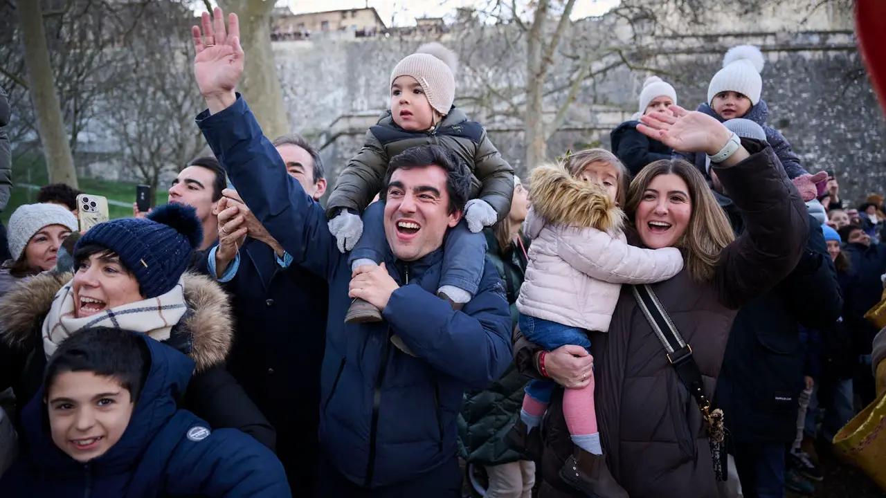 Los Reyes Magos llegan a Pamplona por el Portal de Francia en la cabalgata de 2026. PABLO LASAOSA