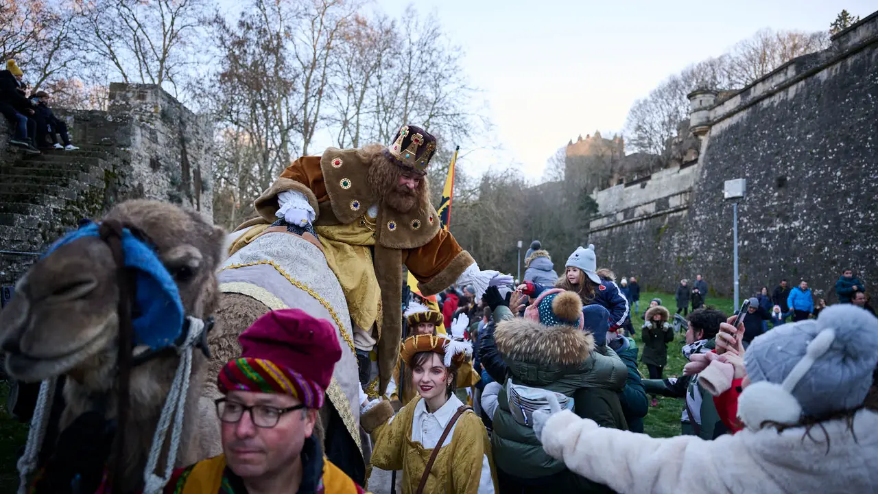 Los Reyes Magos llegan a Pamplona por el Portal de Francia en la cabalgata de 2026. PABLO LASAOSA