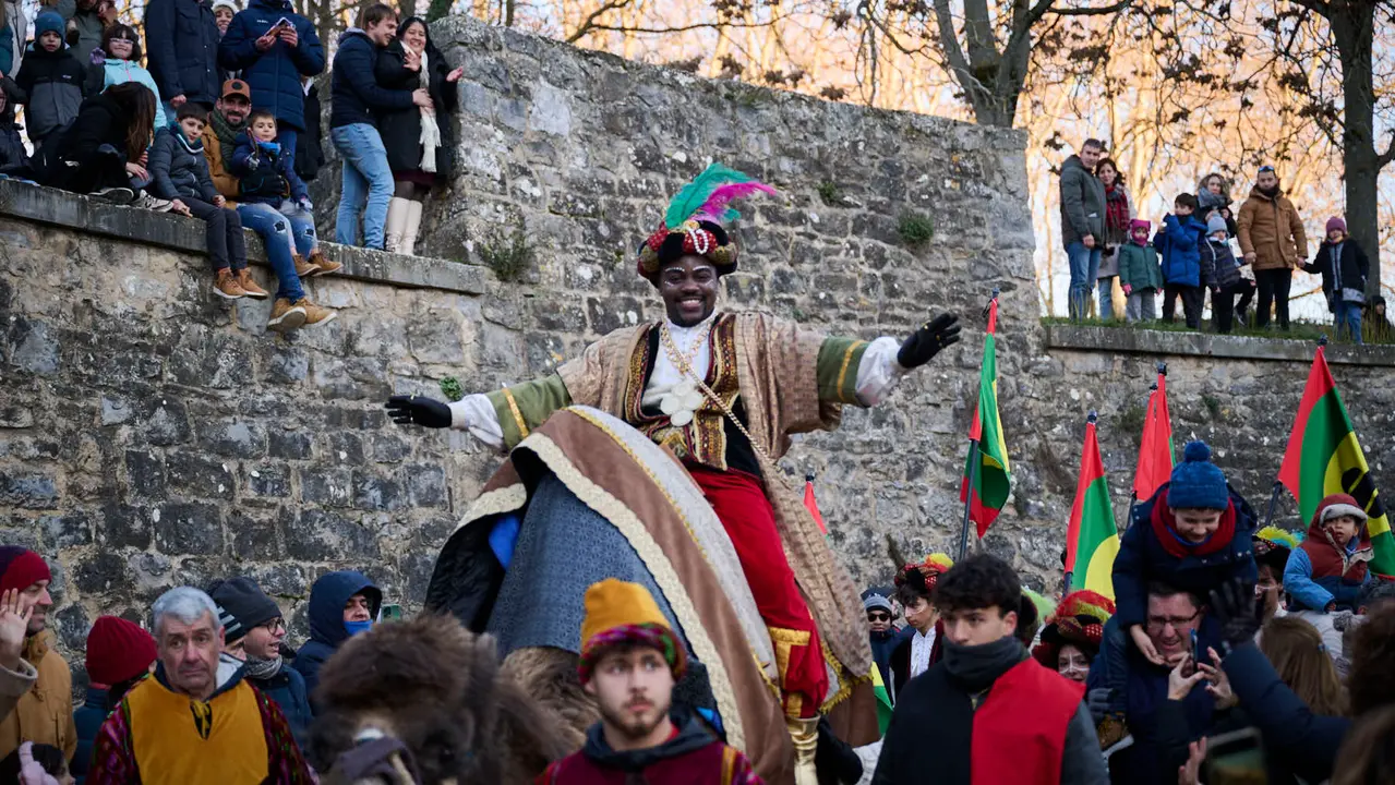 Los Reyes Magos llegan a Pamplona por el Portal de Francia en la cabalgata de 2026. PABLO LASAOSA