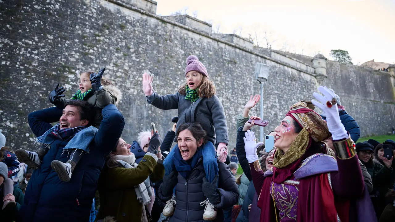 Los Reyes Magos llegan a Pamplona por el Portal de Francia en la cabalgata de 2026. PABLO LASAOSA
