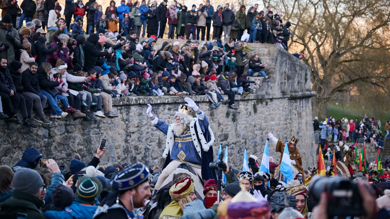 Los Reyes Magos llegan a Pamplona por el Portal de Francia en la cabalgata de 2026. PABLO LASAOSA
