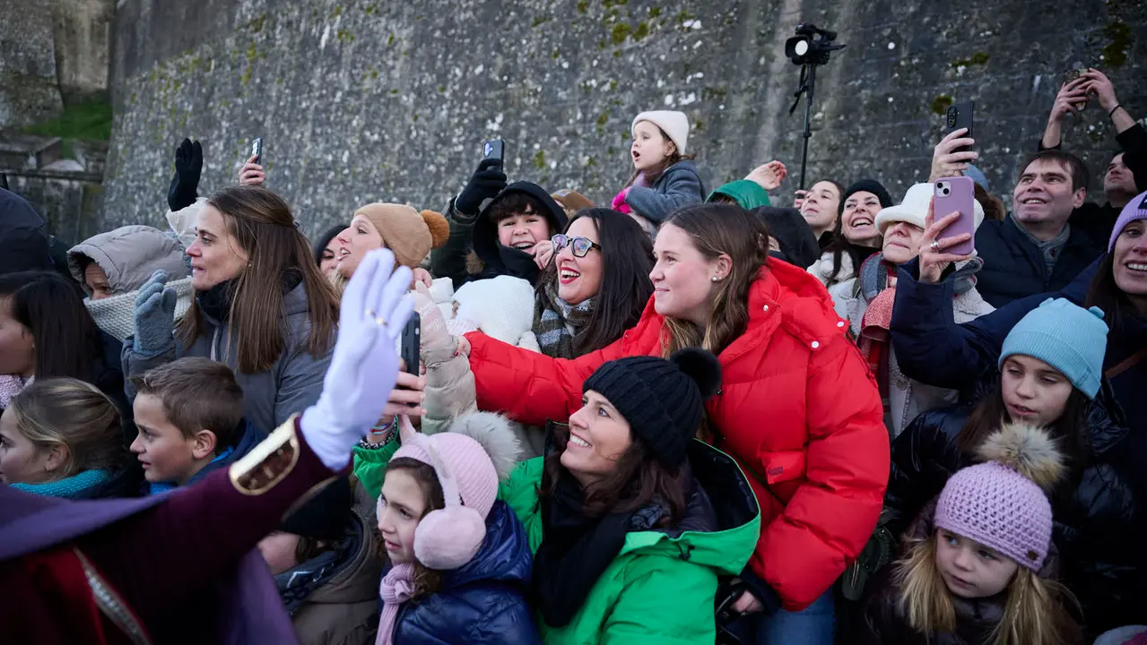 Los Reyes Magos llegan a Pamplona por el Portal de Francia en la cabalgata de 2026. PABLO LASAOSA