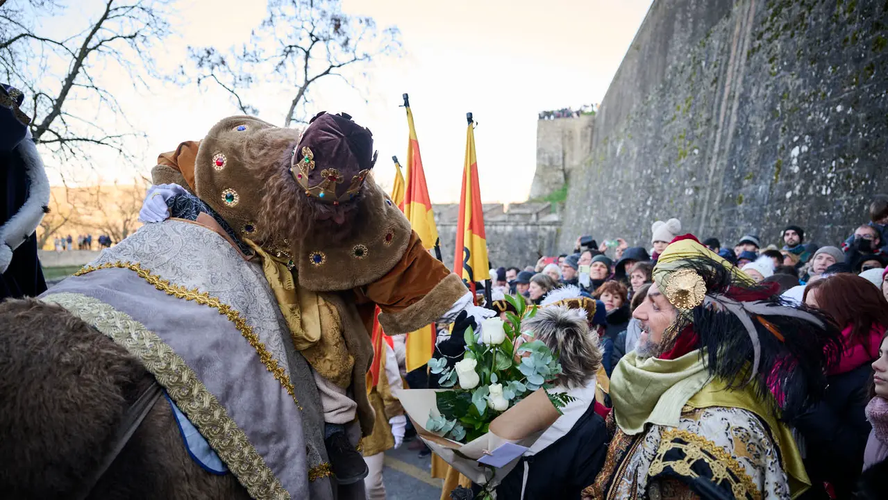 Los Reyes Magos llegan a Pamplona por el Portal de Francia en la cabalgata de 2026. PABLO LASAOSA