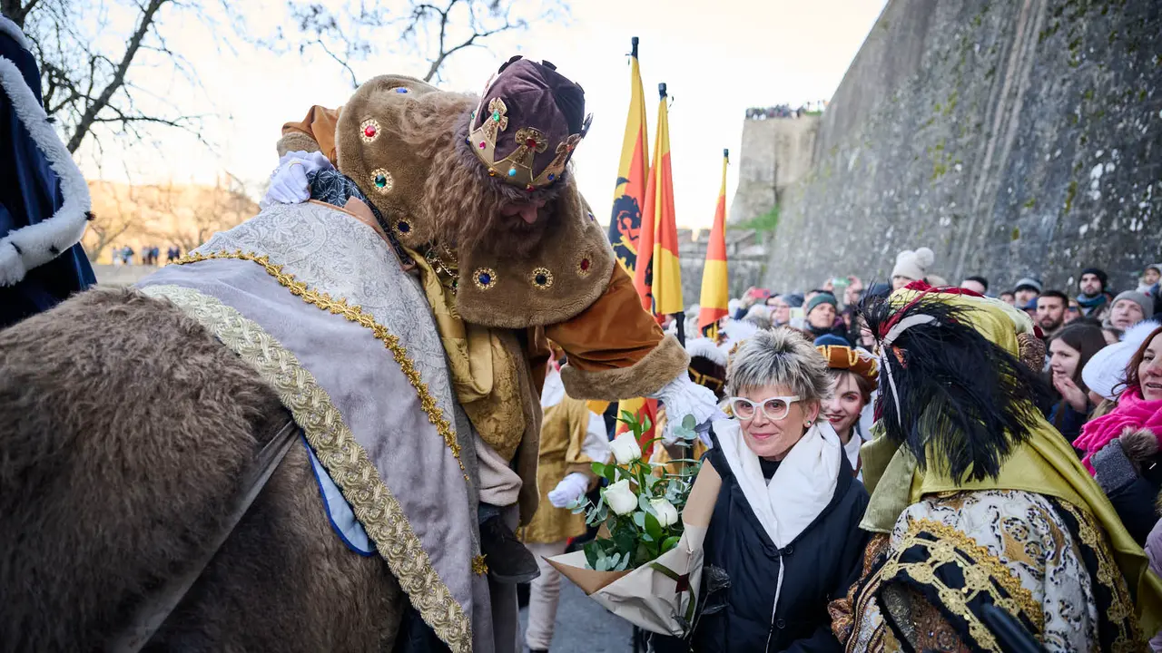 Los Reyes Magos llegan a Pamplona por el Portal de Francia en la cabalgata de 2026. PABLO LASAOSA
