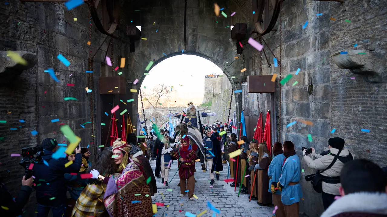 Los Reyes Magos llegan a Pamplona por el Portal de Francia en la cabalgata de 2026. PABLO LASAOSA
