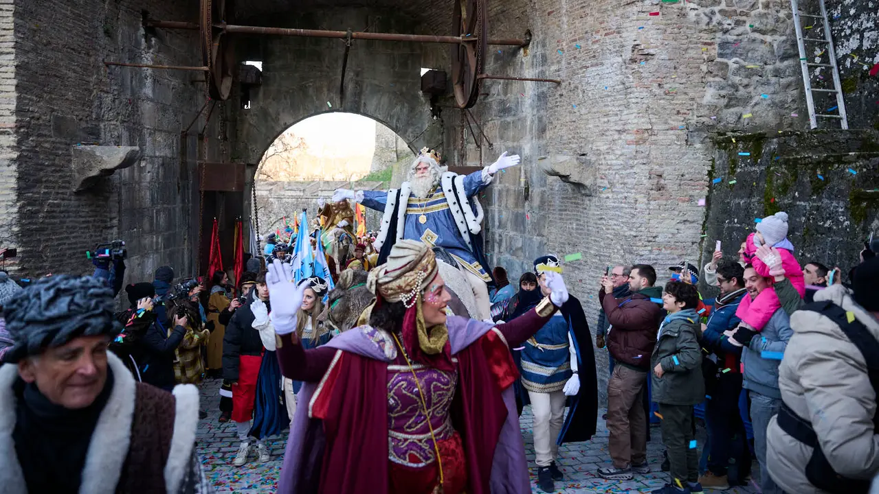 Los Reyes Magos llegan a Pamplona por el Portal de Francia en la cabalgata de 2026. PABLO LASAOSA