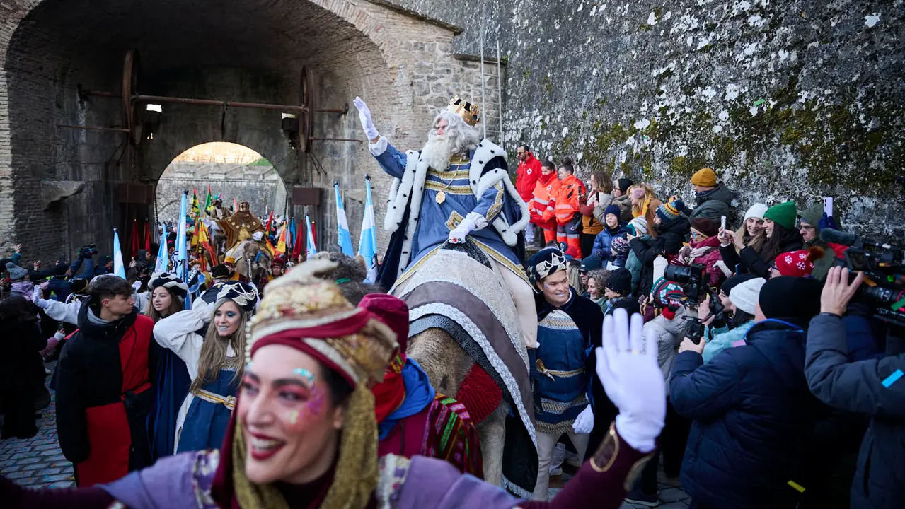 Los Reyes Magos llegan a Pamplona por el Portal de Francia en la cabalgata de 2026. PABLO LASAOSA