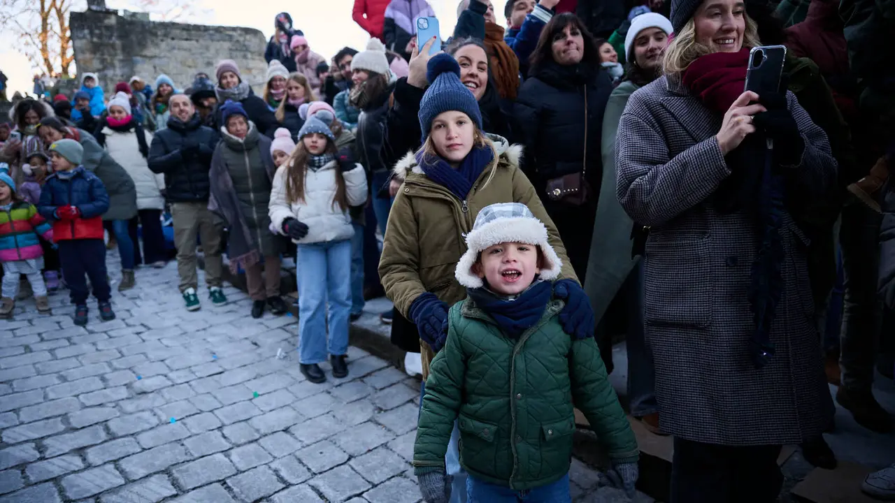Los Reyes Magos llegan a Pamplona por el Portal de Francia en la cabalgata de 2026. PABLO LASAOSA