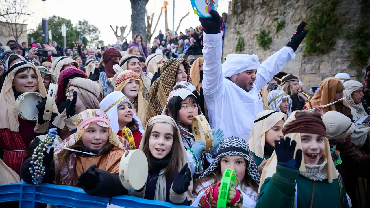 Los Reyes Magos llegan a Pamplona por el Portal de Francia en la cabalgata de 2026. PABLO LASAOSA