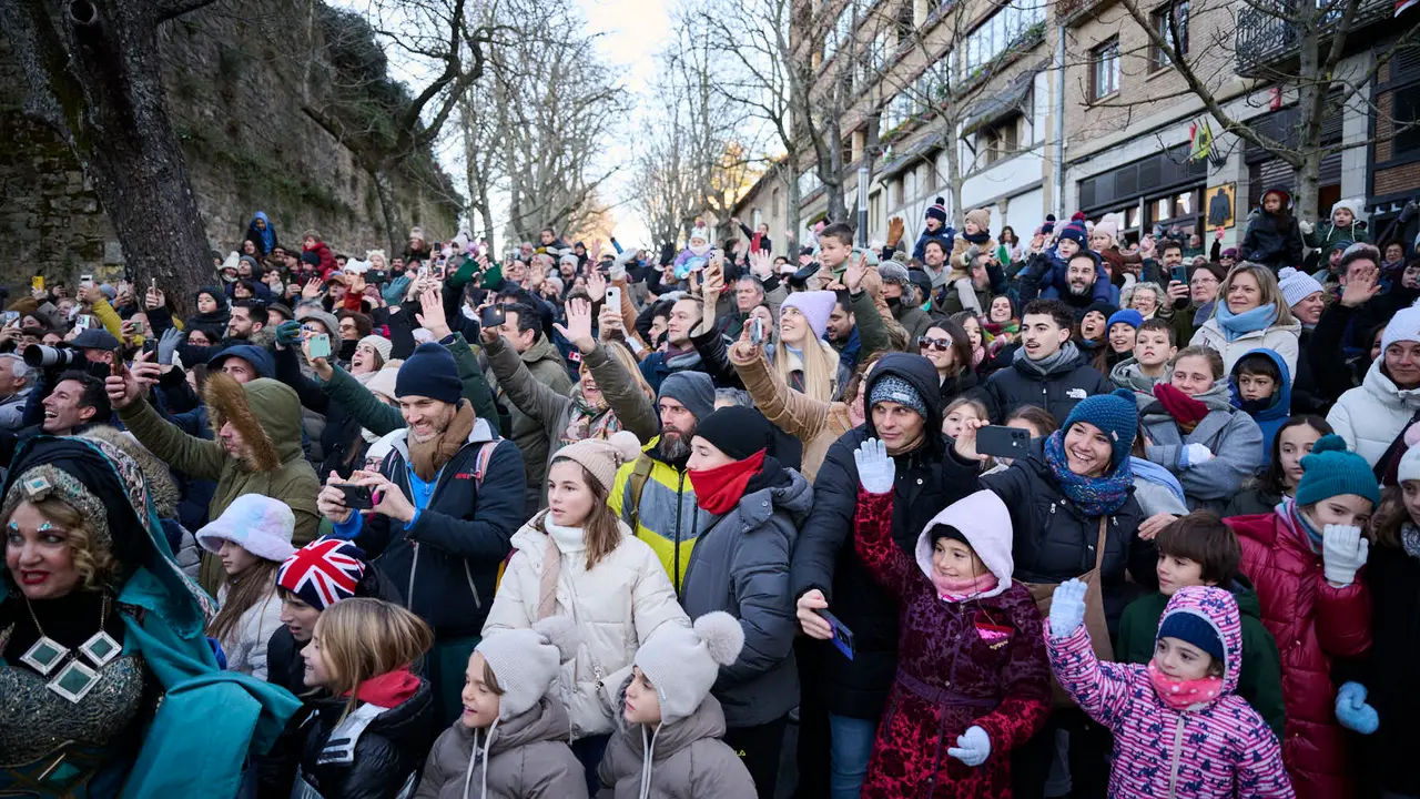 Los Reyes Magos llegan a Pamplona por el Portal de Francia en la cabalgata de 2026. PABLO LASAOSA
