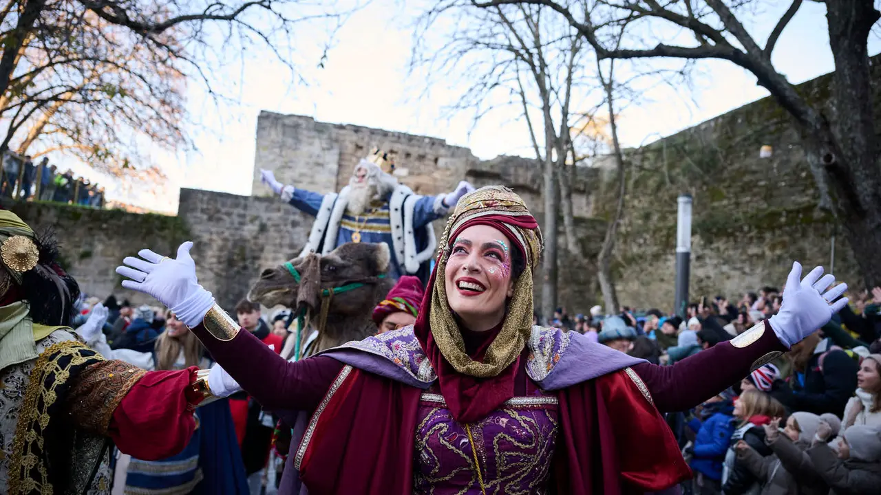 Los Reyes Magos llegan a Pamplona por el Portal de Francia en la cabalgata de 2026. PABLO LASAOSA