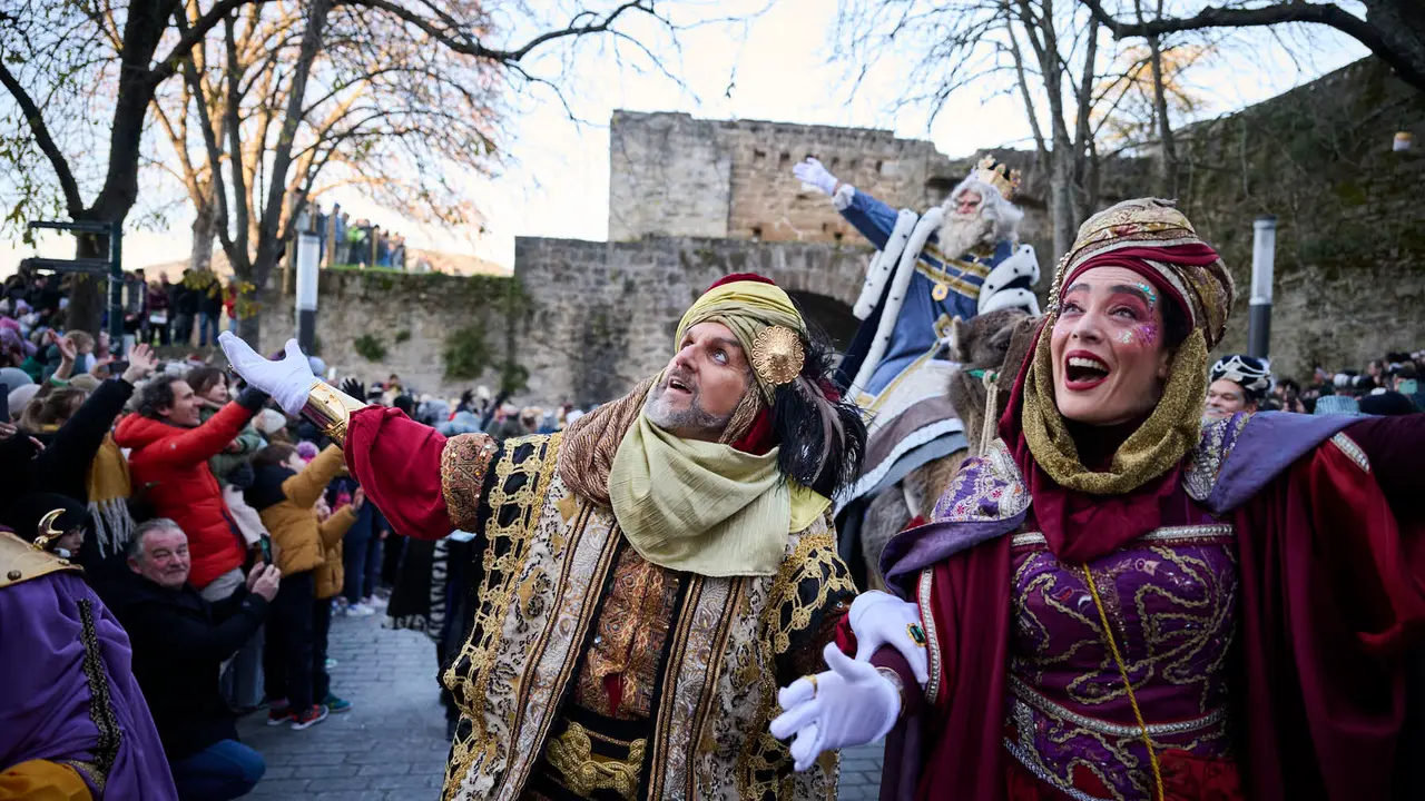 Los Reyes Magos llegan a Pamplona por el Portal de Francia en la cabalgata de 2026. PABLO LASAOSA