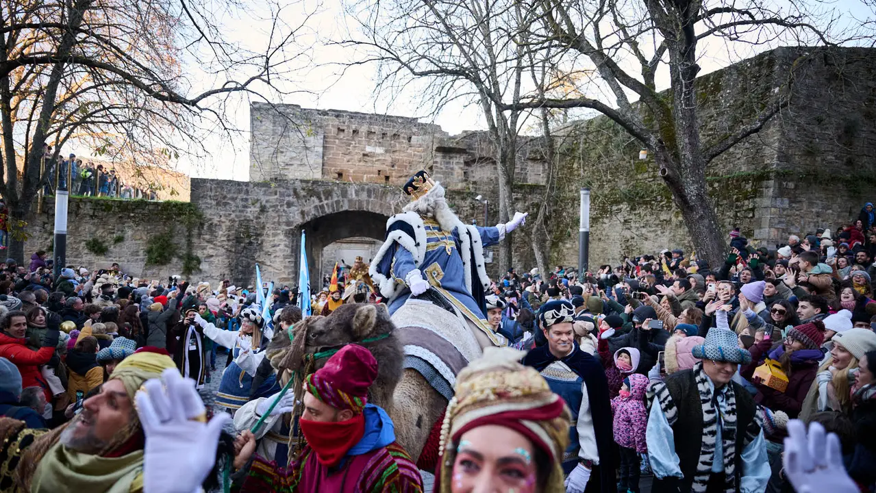 Los Reyes Magos llegan a Pamplona por el Portal de Francia en la cabalgata de 2026. PABLO LASAOSA