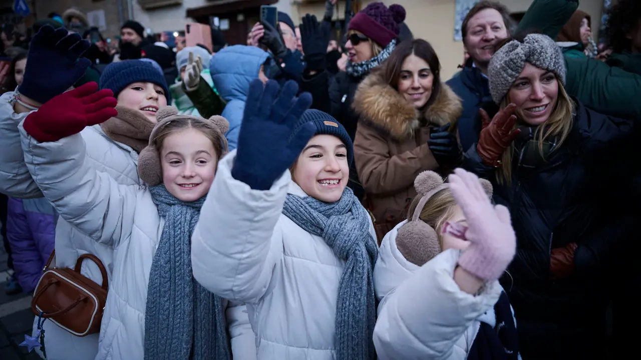 Los Reyes Magos llegan a Pamplona por el Portal de Francia en la cabalgata de 2026. PABLO LASAOSA