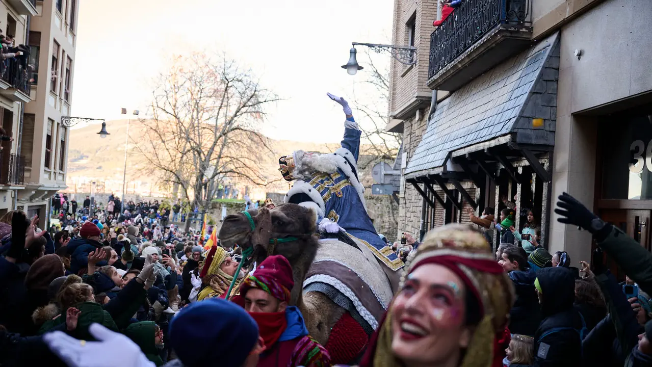 Los Reyes Magos llegan a Pamplona por el Portal de Francia en la cabalgata de 2026. PABLO LASAOSA