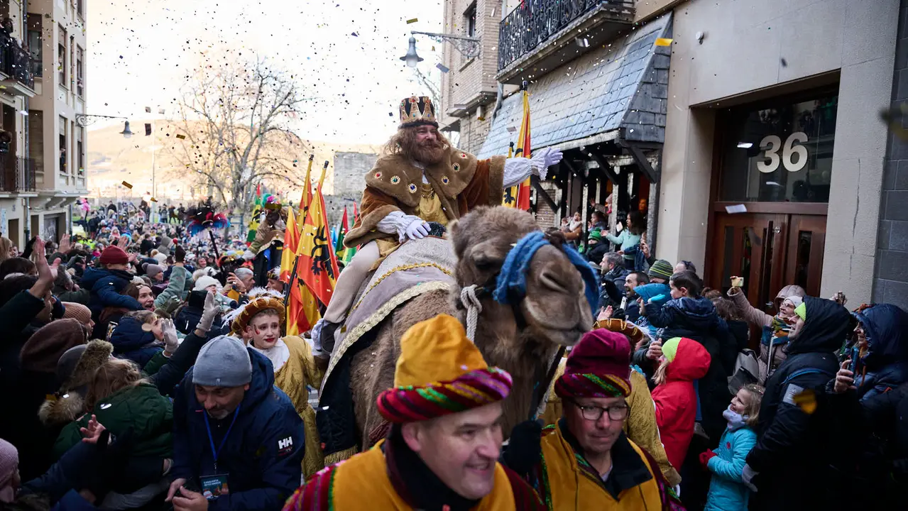 Los Reyes Magos llegan a Pamplona por el Portal de Francia en la cabalgata de 2026. PABLO LASAOSA