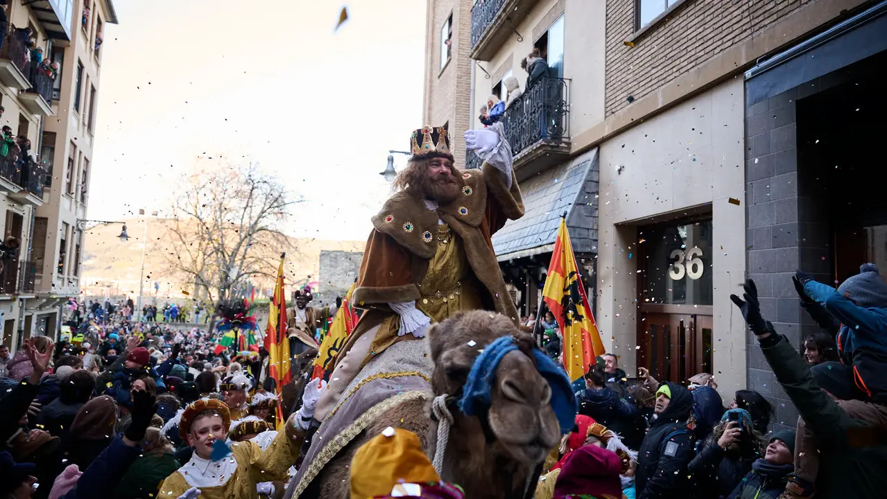 Los Reyes Magos llegan a Pamplona por el Portal de Francia en la cabalgata de 2026. PABLO LASAOSA