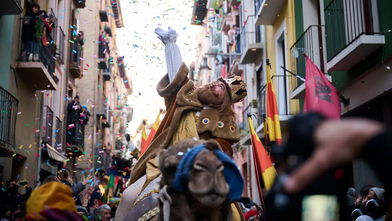 Los Reyes Magos llegan a Pamplona por el Portal de Francia en la cabalgata de 2026. PABLO LASAOSA